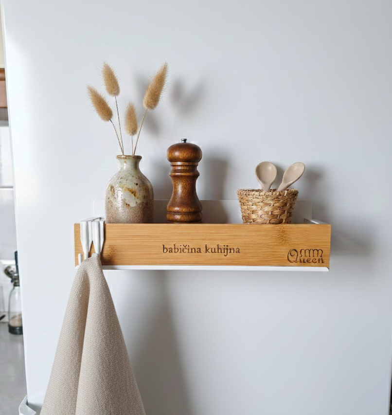 Magnetna polička Queen iz naravnega lesa z lasersko gravuro – pritrjena na hladilnik z začimbami in dekoracijo