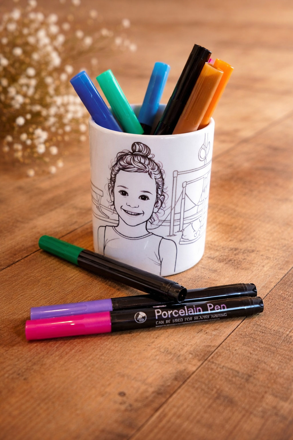 Skodelica pobarvanka s porcelan flomastri - ustvarjalno darilo za otroke, ki jo otrok pobarva po svoje
